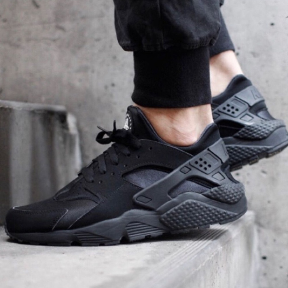 Black Nike Huaraches